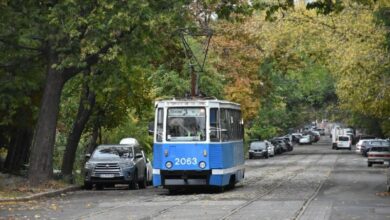 Ілюстративне фото трамвая на міській вулиці Миколаєва