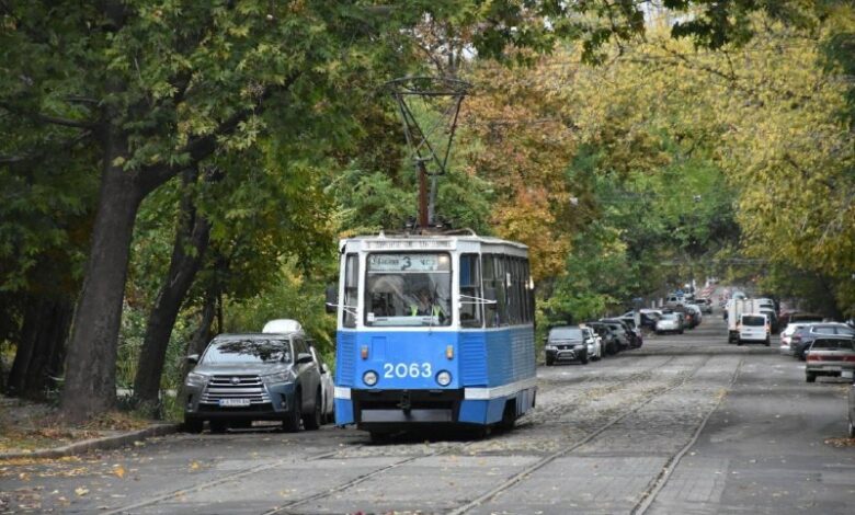 Ілюстративне фото трамвая на міській вулиці Миколаєва