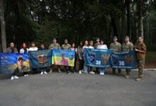 Звільненим із російського полону захисникам у Миколаєві передали рюкзаки та теплий одяг