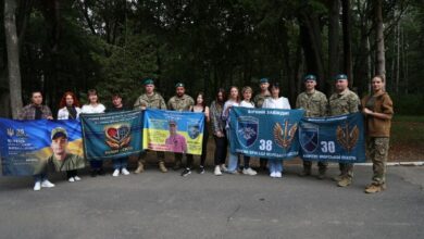 Звільненим із російського полону захисникам у Миколаєві передали рюкзаки та теплий одяг