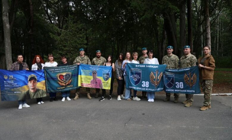 Звільненим із російського полону захисникам у Миколаєві передали рюкзаки та теплий одяг