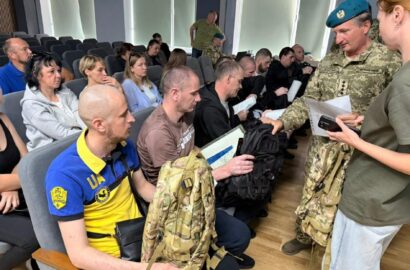 Звільненим із російського полону захисникам у Миколаєві передали рюкзаки та теплий одяг