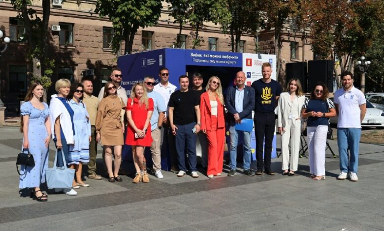 Інтерактивний куб про відбудову Миколаївщини на Соборній площі у Миколаєві