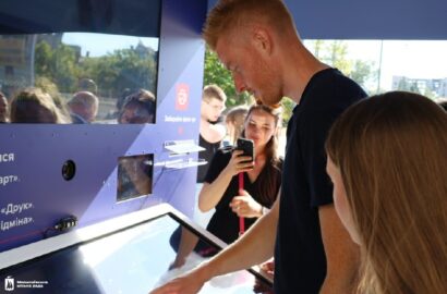 Інтерактивний куб про відбудову Миколаївщини на Соборній площі у Миколаєві