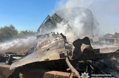 Пошкоджені тепловози потяга «Миколаїв–Херсон» після атаки російських дронів у Чорнобаївці