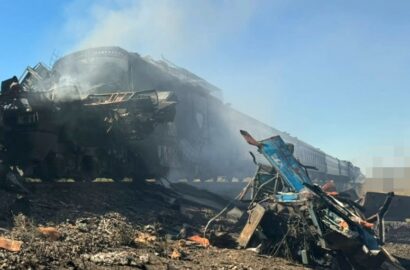 Пошкоджені тепловози потяга «Миколаїв–Херсон» після атаки російських дронів у Чорнобаївці