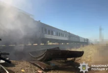 Пошкоджені тепловози потяга «Миколаїв–Херсон» після атаки російських дронів у Чорнобаївці