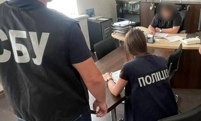 Поліцейські проводять обшук у справі про реалізацію плазми комунальним медзакладом у Миколаєві
