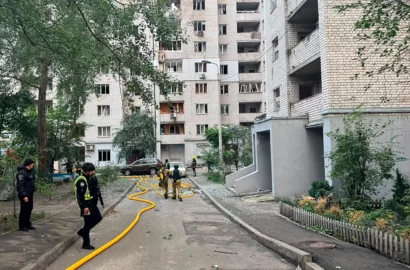 Наслідки влучання російського безпілотника у житлову багатоповерхівку в Печерському районі Києва