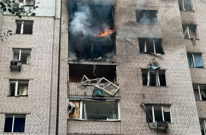 Наслідки влучання російського безпілотника у житлову багатоповерхівку в Печерському районі Києва