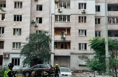 Наслідки влучання російського безпілотника у житлову багатоповерхівку в Печерському районі Києва