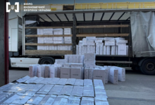 Контрафактний одяг та обладнання, вилучені БЕБ у підпільних цехах Миколаєва