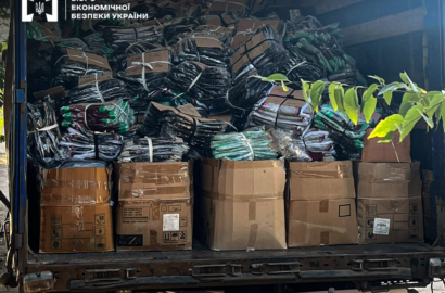 Контрафактний одяг та обладнання, вилучені БЕБ у підпільних цехах Миколаєва