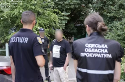 Фото прокуратуры с материалами дела о подозрении мужчине в Одессе в развращении семи девочек