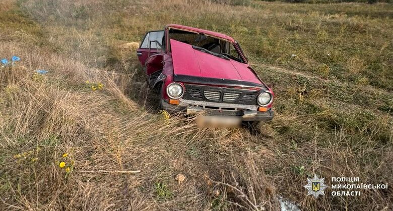 Наслідки перекидання автомобіля поблизу Новогригорівки на Миколаївщині