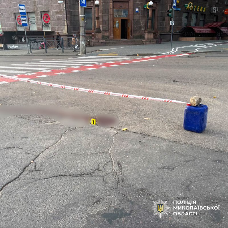 Робота поліції на місці тяжкого поранення чоловіка у центрі Миколаєва