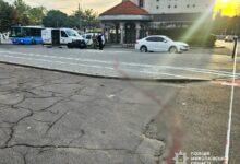 Робота поліції на місці тяжкого поранення чоловіка у центрі Миколаєва