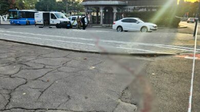 Робота поліції на місці тяжкого поранення чоловіка у центрі Миколаєва