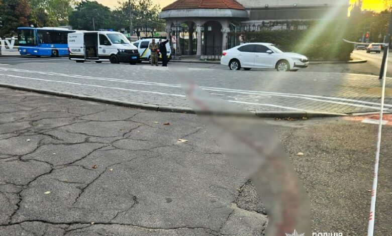 Робота поліції на місці тяжкого поранення чоловіка у центрі Миколаєва