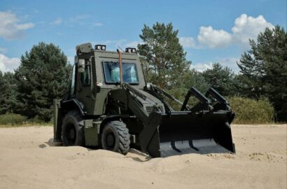 Український броньований екскаватор-навантажувач UAT-SPIDER