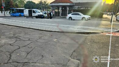 Поліцейські матеріали у справі про ножове поранення чоловіка в центрі Миколаєва