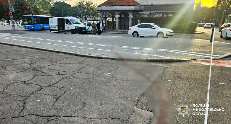 Поліцейські матеріали у справі про ножове поранення чоловіка в центрі Миколаєва
