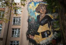 Мурал Квітки Цісик на фасаді Миколаївського коледжу культури і мистецтв