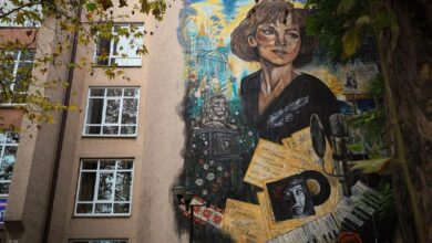 Мурал Квітки Цісик на фасаді Миколаївського коледжу культури і мистецтв