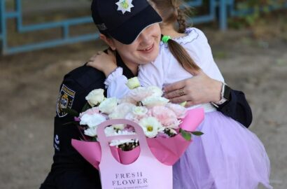 Миколаївські поліцейські вітають Злату Хомич із шестиріччям