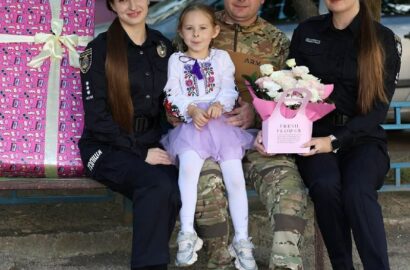 Миколаївські поліцейські вітають Злату Хомич із шестиріччям