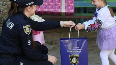 Миколаївські поліцейські вітають Злату Хомич із шестиріччям