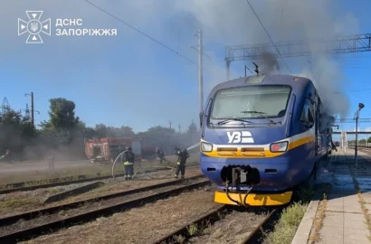 Наслідки атаки російського безпілотника на пасажирський поїзд у Запоріжжі