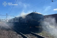 Наслідки атаки російського безпілотника на пасажирський поїзд у Запоріжжі