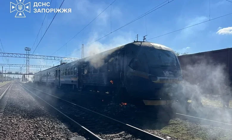 Наслідки атаки російського безпілотника на пасажирський поїзд у Запоріжжі