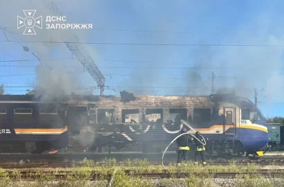 Наслідки атаки російського безпілотника на пасажирський поїзд у Запоріжжі