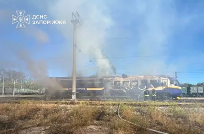 Наслідки атаки російського безпілотника на пасажирський поїзд у Запоріжжі