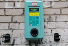 Пошкоджена зарядна станція для електромобілів Миколаївоблтеплоенерго на вулиці Колодязній у Миколаєві