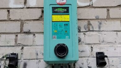Пошкоджена зарядна станція для електромобілів Миколаївоблтеплоенерго на вулиці Колодязній у Миколаєві