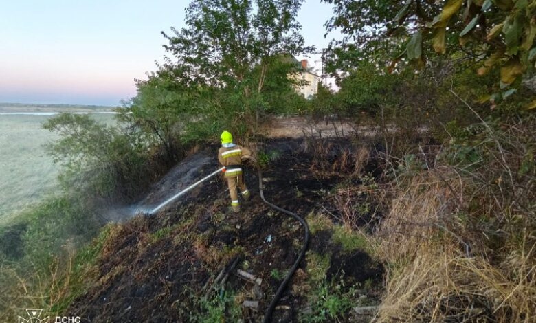 Пожежа даху житлового будинку в селі Білозірка на Миколаївщині