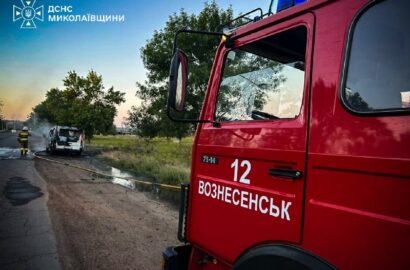 Иллюстративное изображение работы спасателей во время ликвидации пожаров в Николаевской области