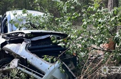 Автомобіль Chevrolet після зіткнення з деревом у Миколаївському районі