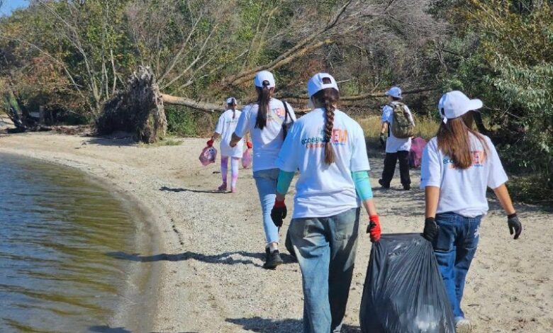 Діти та молодь прибирають прибережну територію в Миколаєві