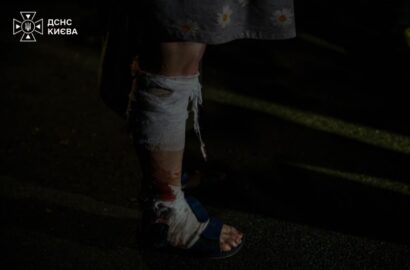 Пошкоджена п’ятиповерхівка після атаки дрона на Київ