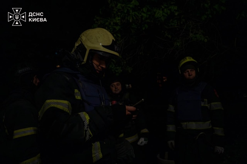 Пошкоджена п’ятиповерхівка після атаки дрона на Київ