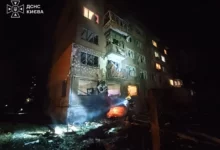 Пошкоджена п’ятиповерхівка після атаки дрона на Київ