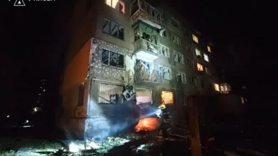 Пошкоджена п’ятиповерхівка після атаки дрона на Київ