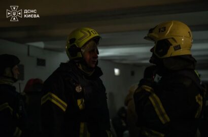 Пошкоджена п’ятиповерхівка після атаки дрона на Київ