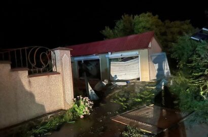Пошкоджений 19-поверховий житловий будинок в Одесі після нічної атаки