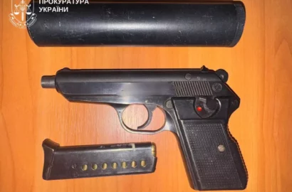 Фото прокуратури із затримання миколаївця, якого підозрюють у підготовці вбивства активіста на замовлення ФСБ
