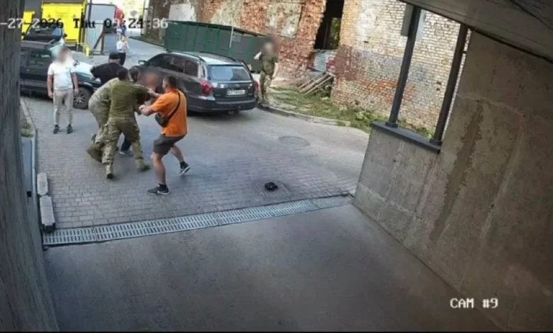 Силоміць саджали чоловіка в авто, а учасник групи оповіщення дістав зброю у Львові